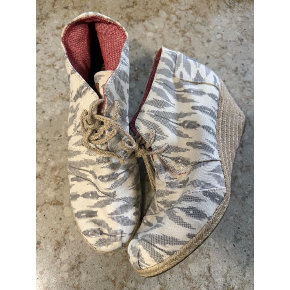 TOMS Desert Wedge Grey White Ikat Canvas Lace Up Espadrille Booties Size 9.5